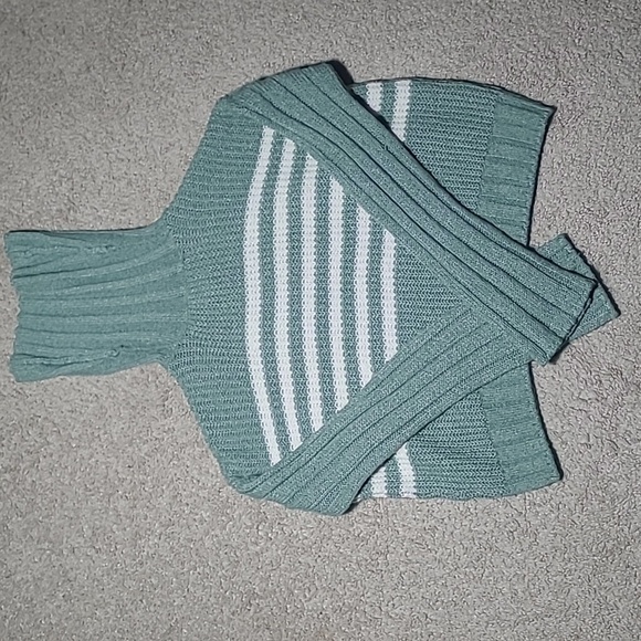 SO Striped Cable Knit Cropped Turtleneck Sweater | Green White | XS - Picture 4 of 10